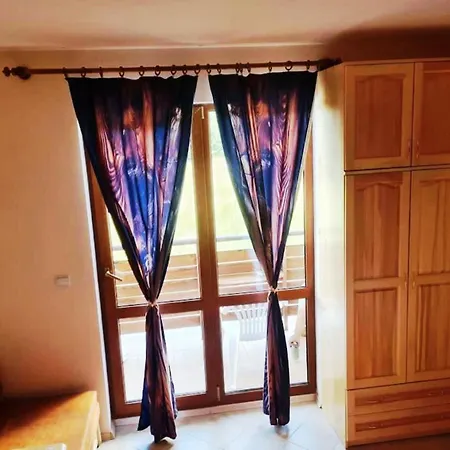 приветливо студио с балкон и изглед към снежанка, до писта пампорово-стойките *